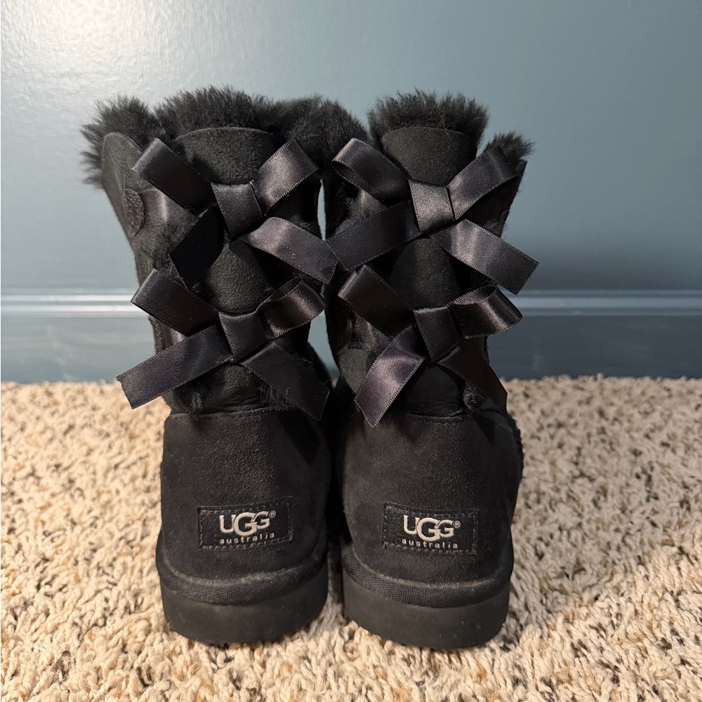Ugg Bailey Bow black suede shearling lined two bow winter boots size 8